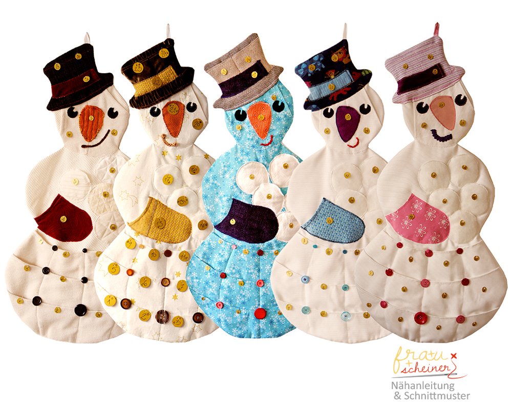 Fünf genähte Stoffschneemänner als Adventskalender mit Hüten und nummerierten Knöpfen auf weißem Hintergrund.