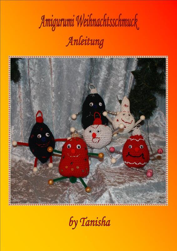 Sechs gehäkelte Amigurumi-Anhänger mit Aufhängeschlaufen, Holzperlen und lachenden Gesichtern auf silbernem Stoffhintergrund