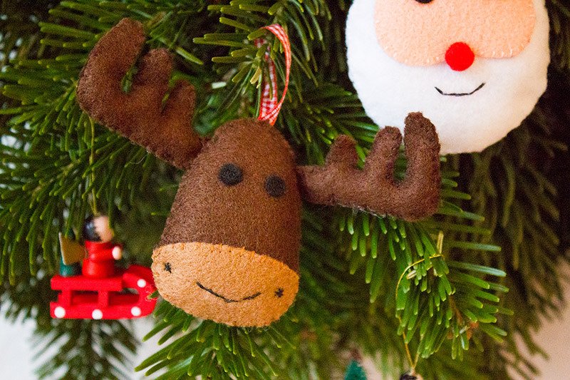Rentier- und Weihnachtsmann-Anhänger aus Filz - Nähanleitung und Schnittmuster kostenlos