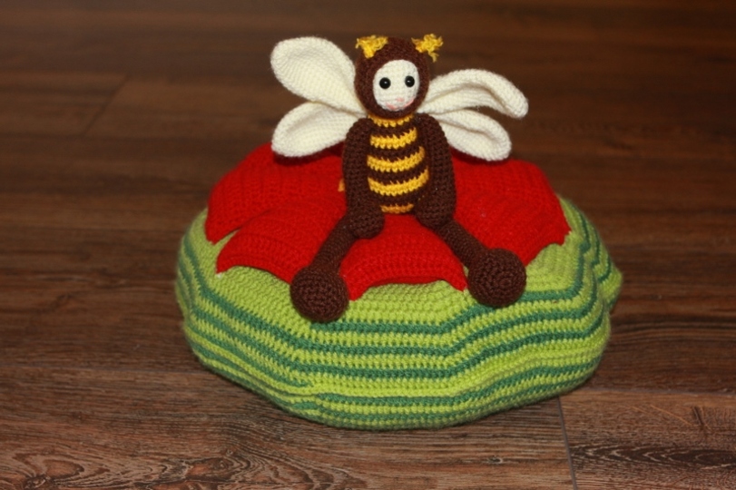 Sumsebrumm und das Blumenkissen - Amigurumi Häkelanleitungen Set