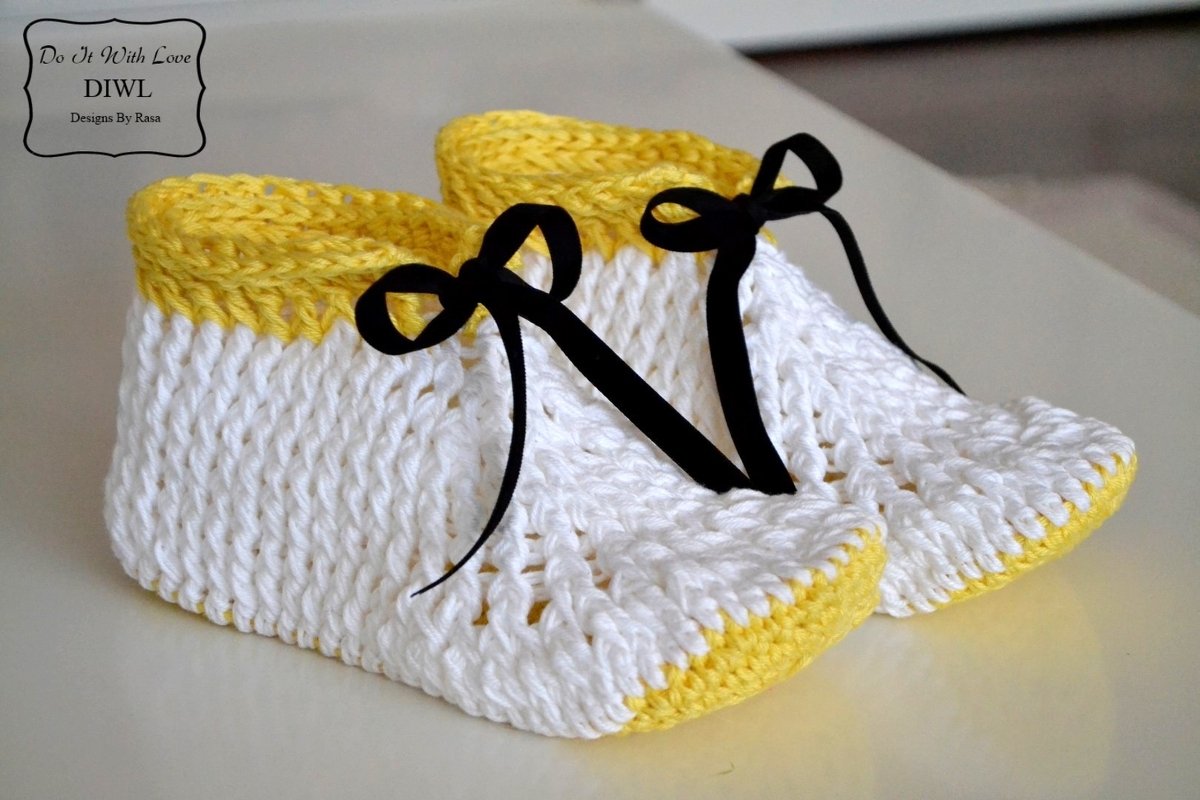 Gehäkelte weiße-gelbe Hausschuhe für Damen mit schwarzen Schleifen