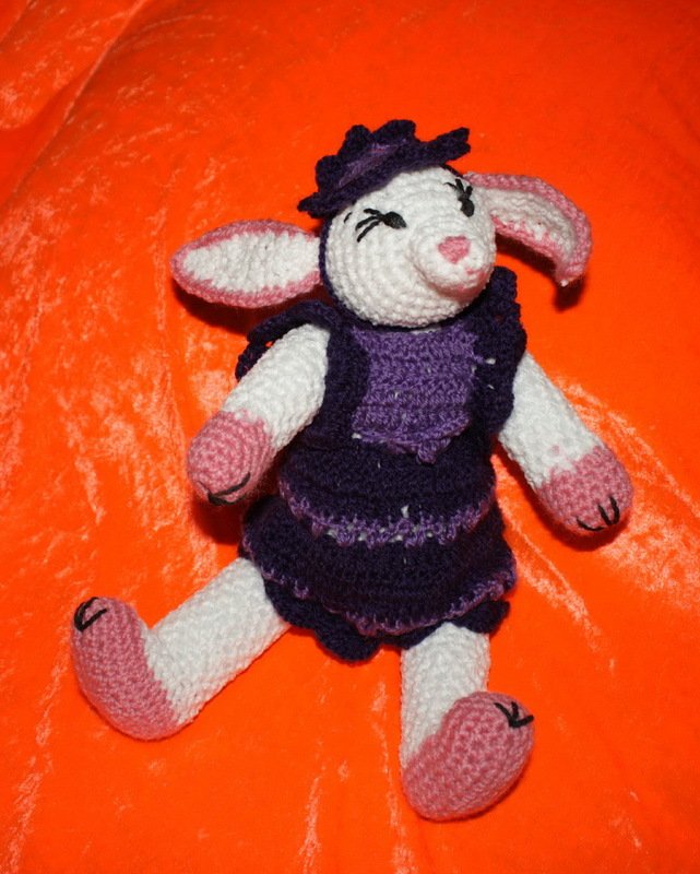 Hasenmädchen Lilly mit Kleid und Blumenhut