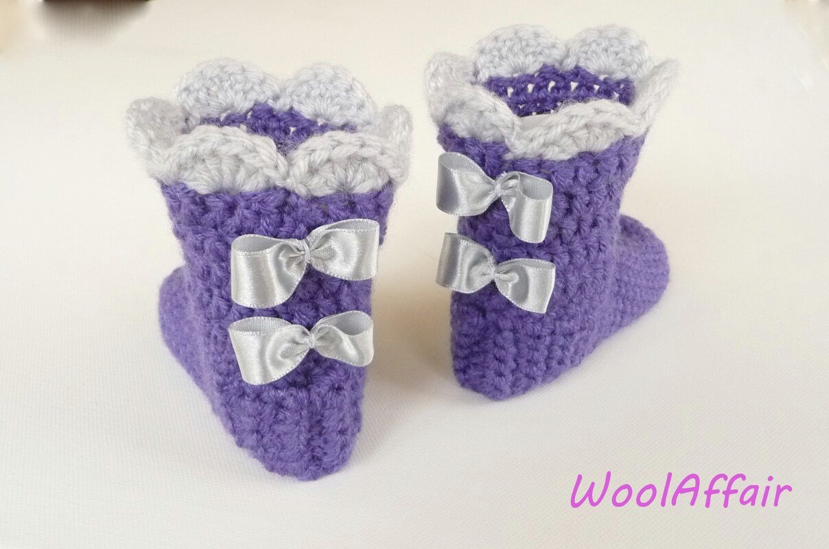 Lila gehäkelte Baby-Booties mit Rüschensaum und Schleifen