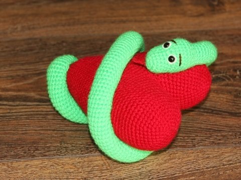 Frau Zisch und ihr großes Herz - Amigurumi Häkelanleitung