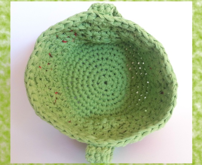 Häkelkorb in 2 Varianten: Geschenkkorb mit Herzen und Osterkorb mit Häschen