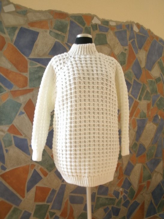 Weißer gehäkelter Damenpullover mit Waffelmuster auf Schaufensterpuppe