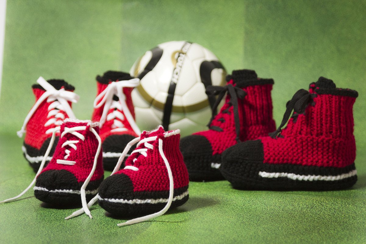 Hausschuhe für Fussballfans - 2 Größen (25/28 und 35/38)
