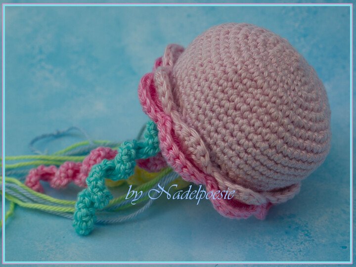 Gwen and Quentin the jellyfishes crochet pattern amigurumi