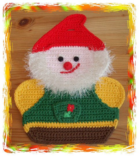 Gehäkelter Wichtel-Topflappen mit roter Mütze und weißem Bart