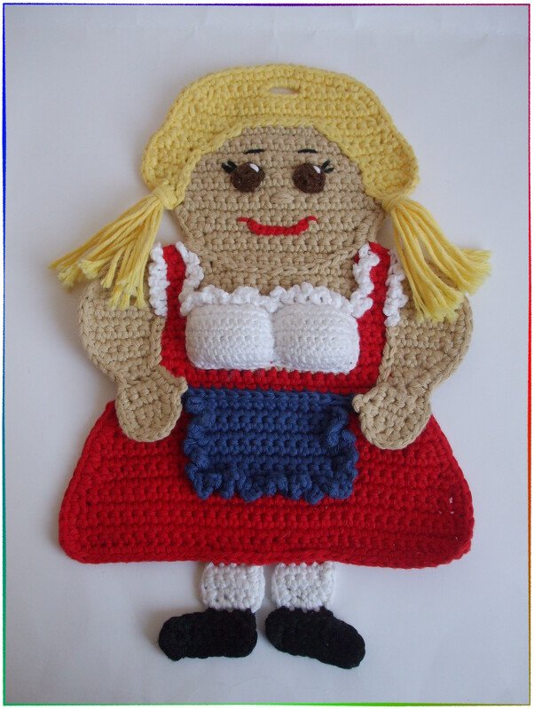 Gehäkelter Topflappen in Form eines Mädchens mit blondem Zopf, rotem Dirndl und blauer Schürze