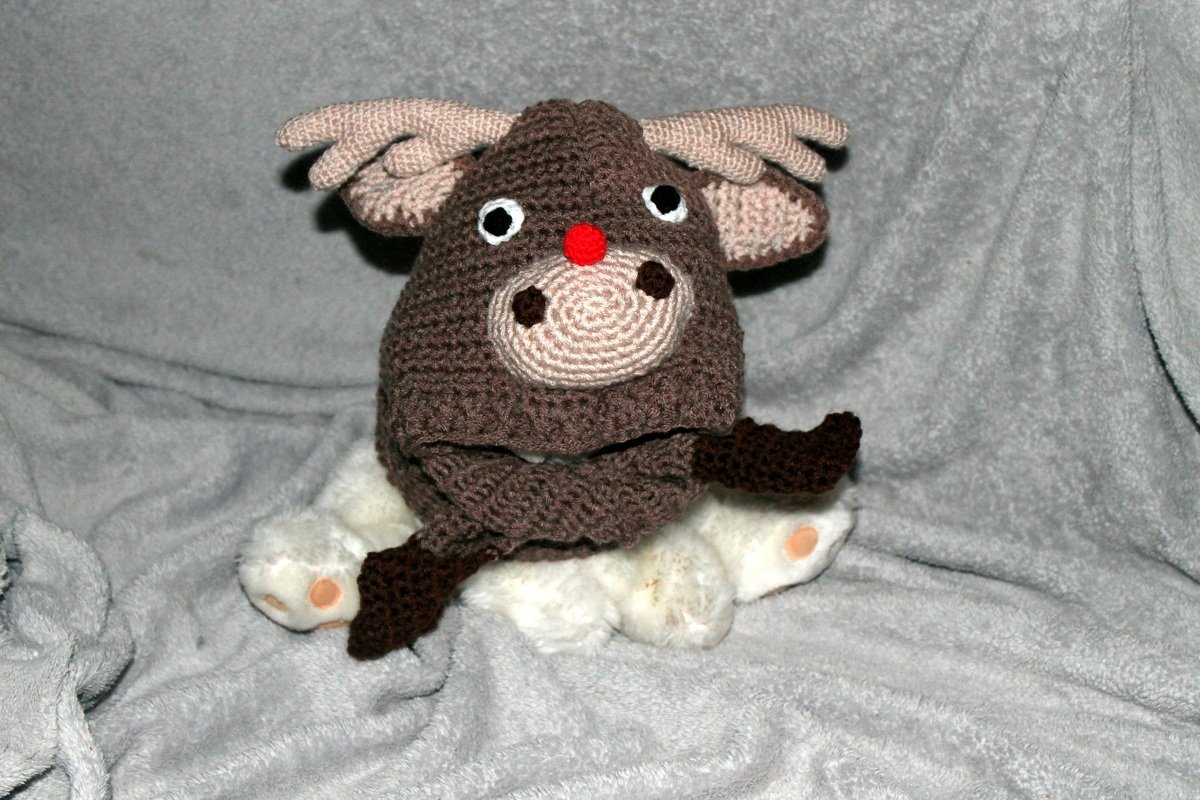 Gehäkelte Rentier-Babymütze mit roter Nase, Geweih und Ohrenklappen