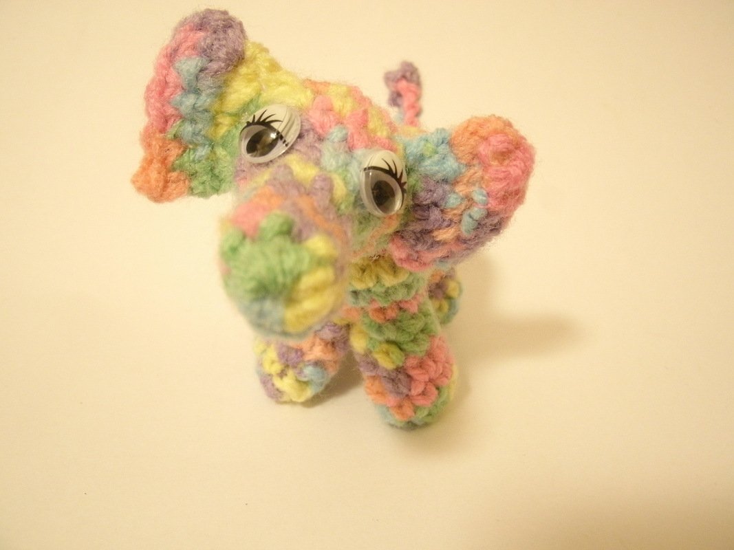 kleiner schnell gehäkelter Amigurumi-Elefant aus buntem Garn mit Wackelaugen