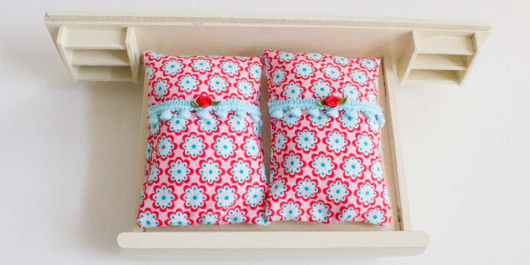 Bettwäsche für das Puppenhaus - Nähanleitung & Schnittmuster kostenlos