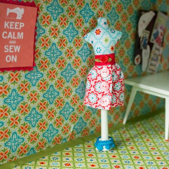 Mini-Schneiderpuppe für das Puppenhaus - Nähanleitung & Schnittmuster kostenlos