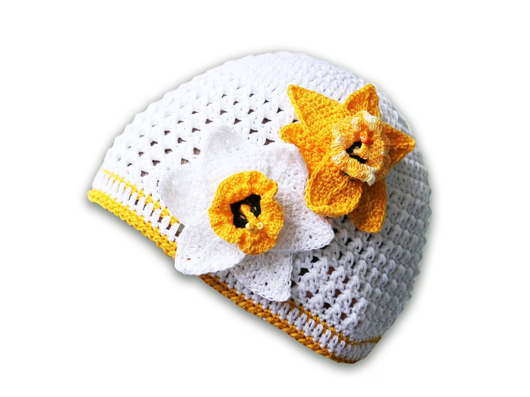 Leichte weiße Häkelmütze mit gelbem Saum und zwei applizierten Narzissen