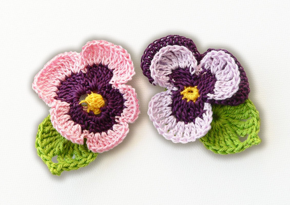Pansies with leaves, 2 variations, approx. 6 cm x 4 cm