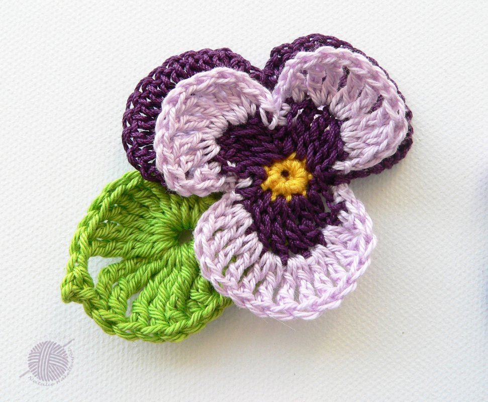 Pansies with leaves, 2 variations, approx. 6 cm x 4 cm