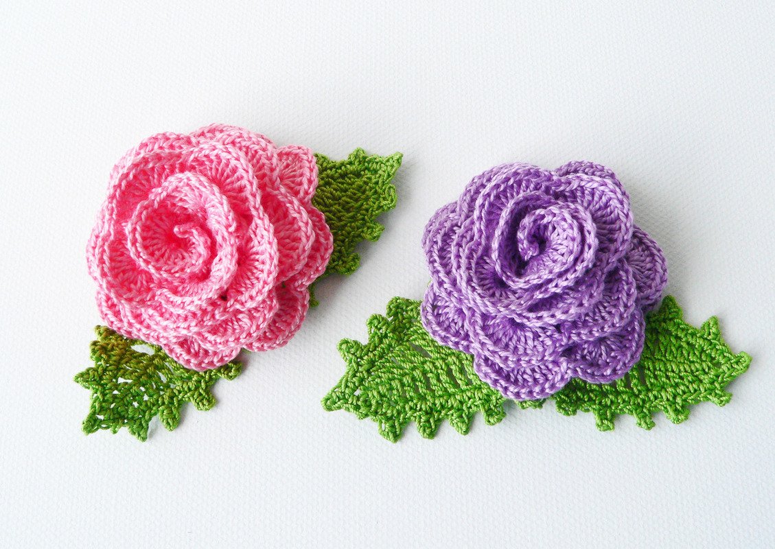 Crochet flower: rose with the leaves (size 4-5 cm)