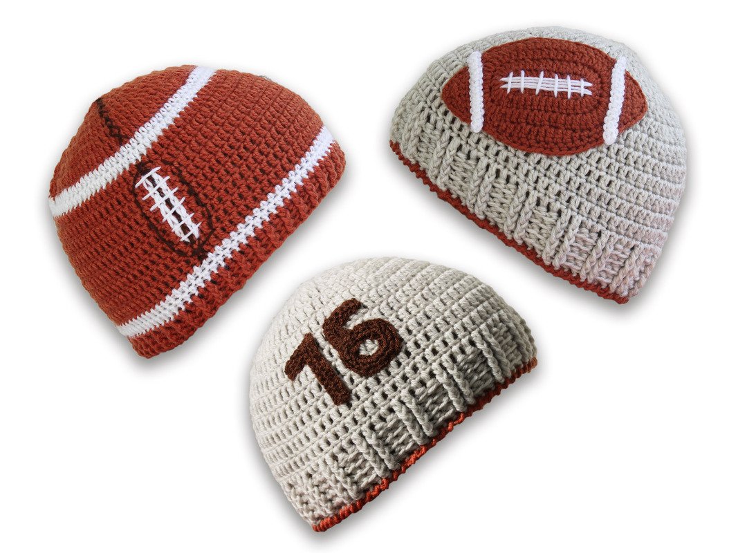 Drei gehäkelte Beanies mit Football-Design in Braun und Creme