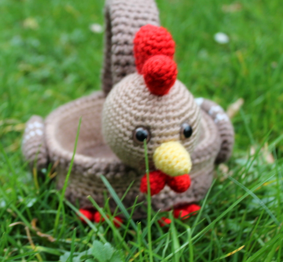 Hühnchen-Osterkorb häkeln – Körbchen mit Kopf, Flügeln und Henkel (DE & EN)