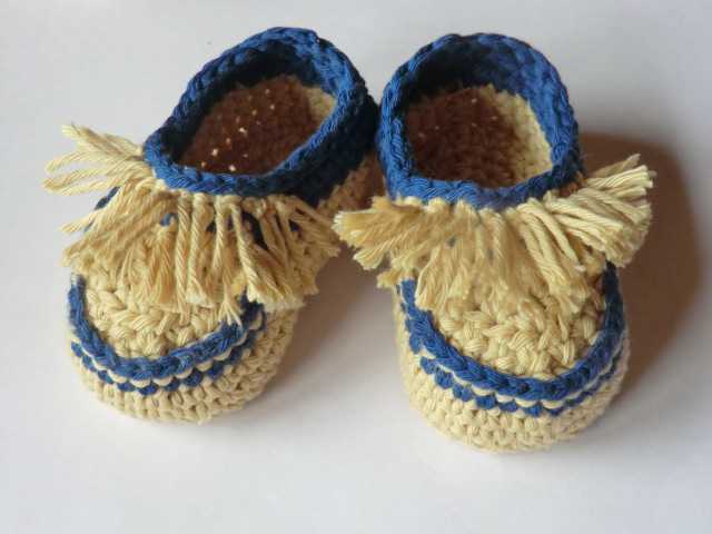 Gehäkelte gelbe Baby-Mokassins mit blauen Details und Fransen