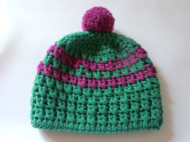 Unisex gehäkelte Beanie aus dickem Garn mit pinkem Bommel