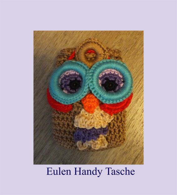 Gehäkelte braune Handyhülle in Eulenform mit großen türkisfarbenen Augen und orangefarbenem Schnabel.