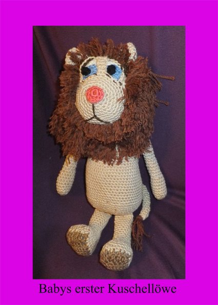 Sitzender handgehäkelter Amigurumi‑Löwe mit brauner Mähne, beigem Körper und rosa Nase.