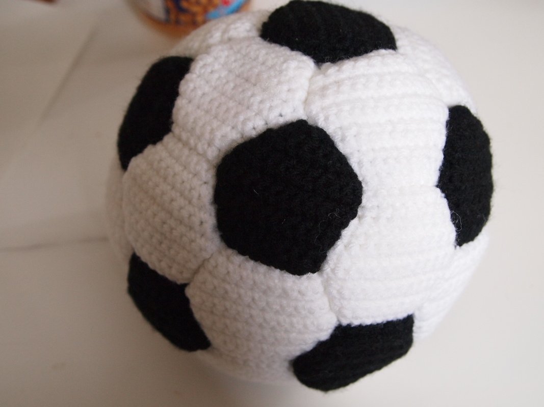 Gehäkelter Amigurumi-Fußball schwarz-weiß, Nahaufnahme der Maschen und Nähte