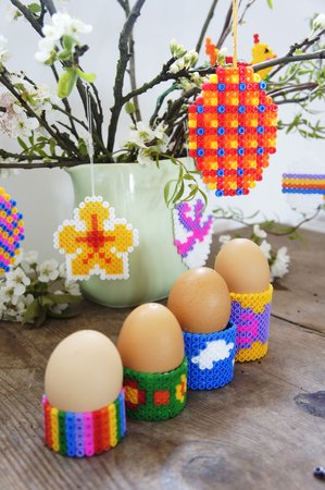 Eierbecher und Osterbilder aus Bügelperlen