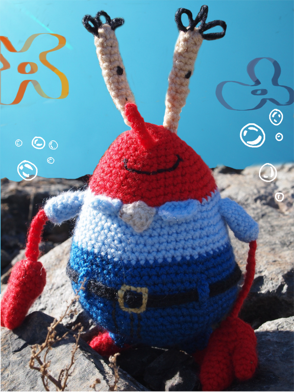 Gehäkelter Amigurumi-Krebs in Rot und Blau mit Gürtel