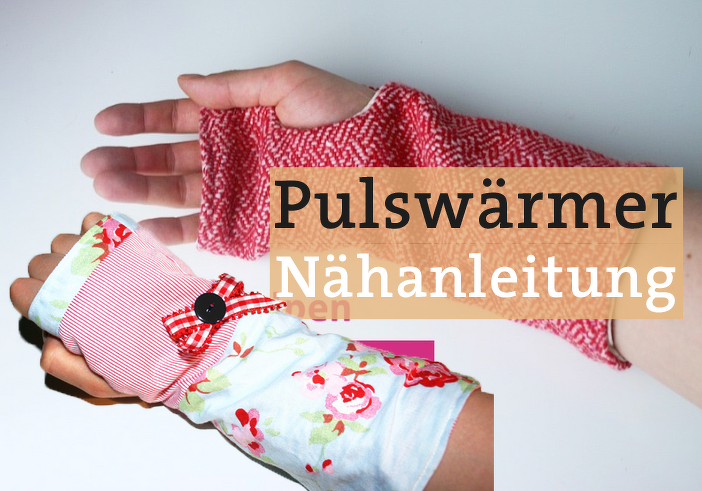 Zwei Hände: eine trägt einen geblümten Pulswärmer mit Knopf und Schleife, die andere hält roten Stoff.