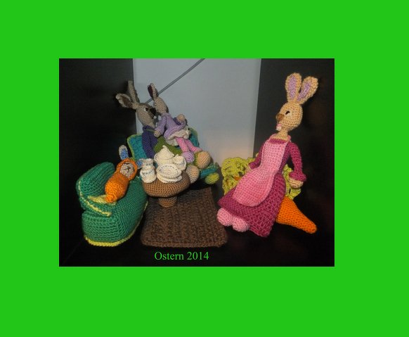 Gehäkelte Amigurumi-Osterhasen mit Miniaturmöbeln und Geschirr in einer gemütlichen Szene