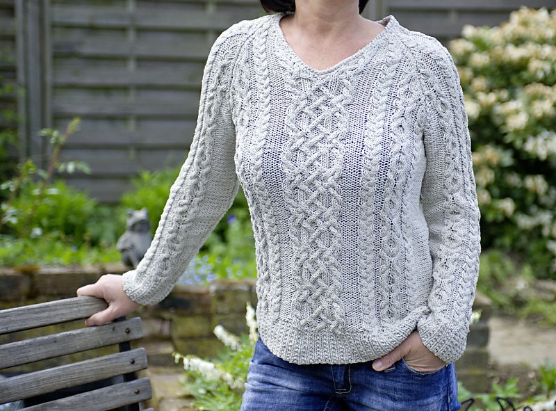 "Joyce" - Sommerpullover mit Zopfmustern