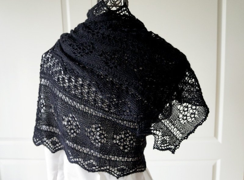 Schwarzes gestricktes Lacetuch mit feinem Lochmuster, elegant drapiert