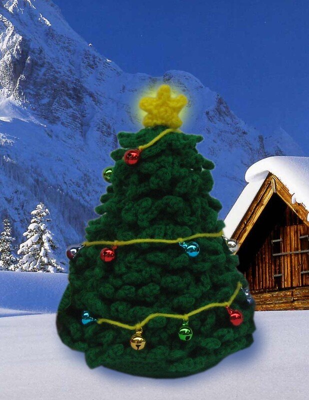 Gehäkelter grüner Weihnachtsbaum mit gelbem Stern und bunten Glöckchen