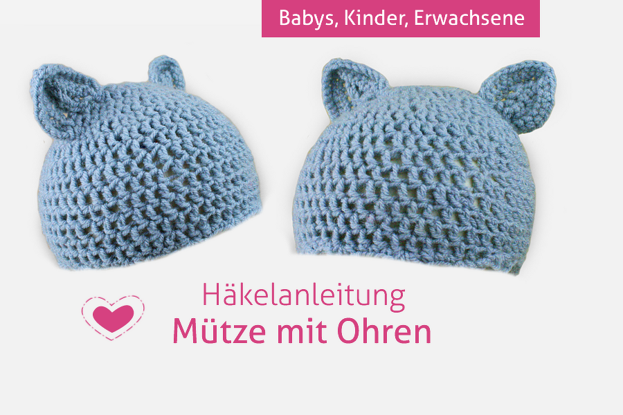 Zwei hellblaue gehäkelte Mützen mit kleinen Ohren auf hellem Hintergrund