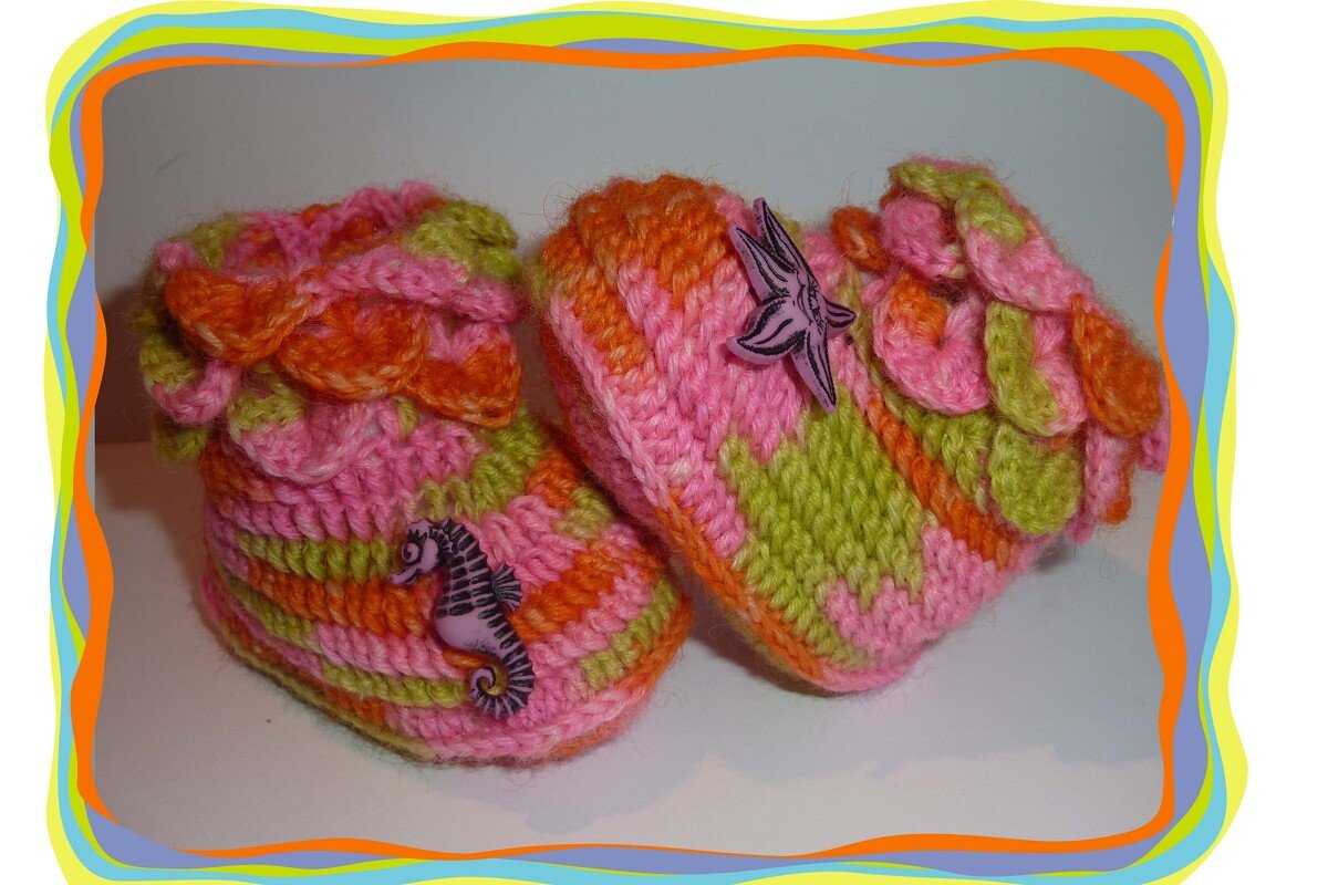 Gehäkelte Babyschuhe in Pink, Orange und Grün mit Seepferdchen- und Seesternknöpfen