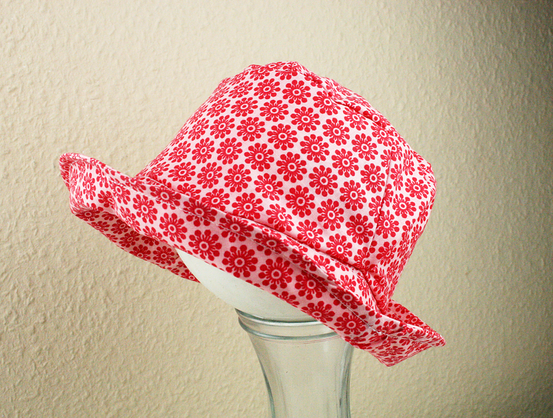 Genähte geblümte Mütze mit umgeschlagenem Rand als Nähbeispiel