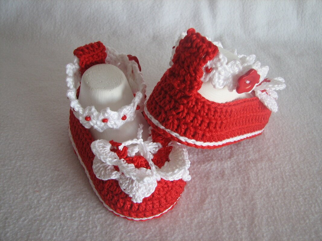 Rot-weiße gehäkelte Baby-Ballerinas mit Rüsche und rotem Blütenknopf