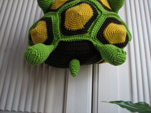 Gehäkelte Schildkröten-Henkeltasche, grün-gelb-braun, Nahaufnahme