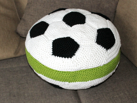 Crochet a Soccer Ball Pillow – from Black and White Pieces (EN & DE)