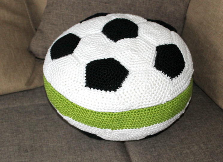 Crochet a Soccer Ball Pillow – from Black and White Pieces (EN & DE)