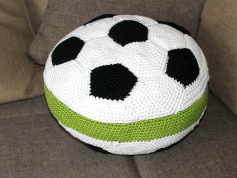 Fußball-Kissen häkeln – aus schwarzen und weißen Teilen (DE & EN)