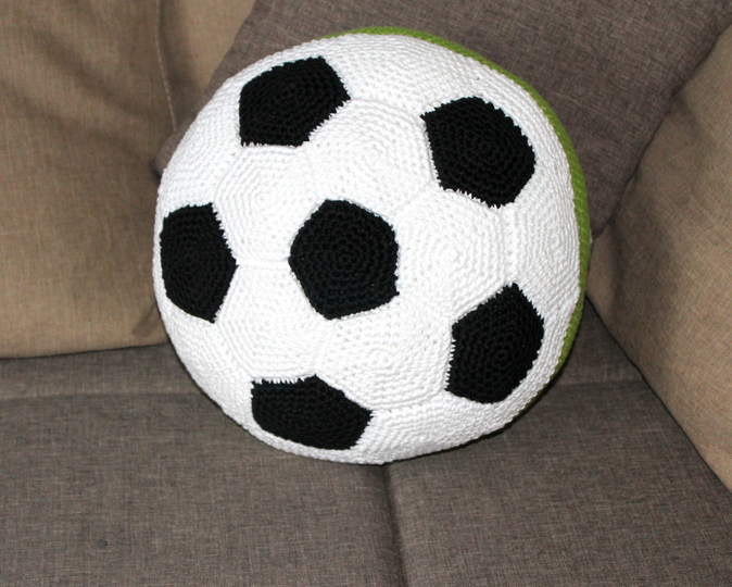 Crochet a Soccer Ball Pillow – from Black and White Pieces (EN & DE)