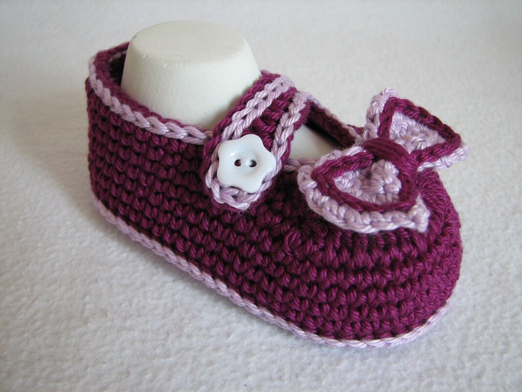 Gehäkelter Babyschuh beere mit hellrosa Kante, Riemen und Schleife