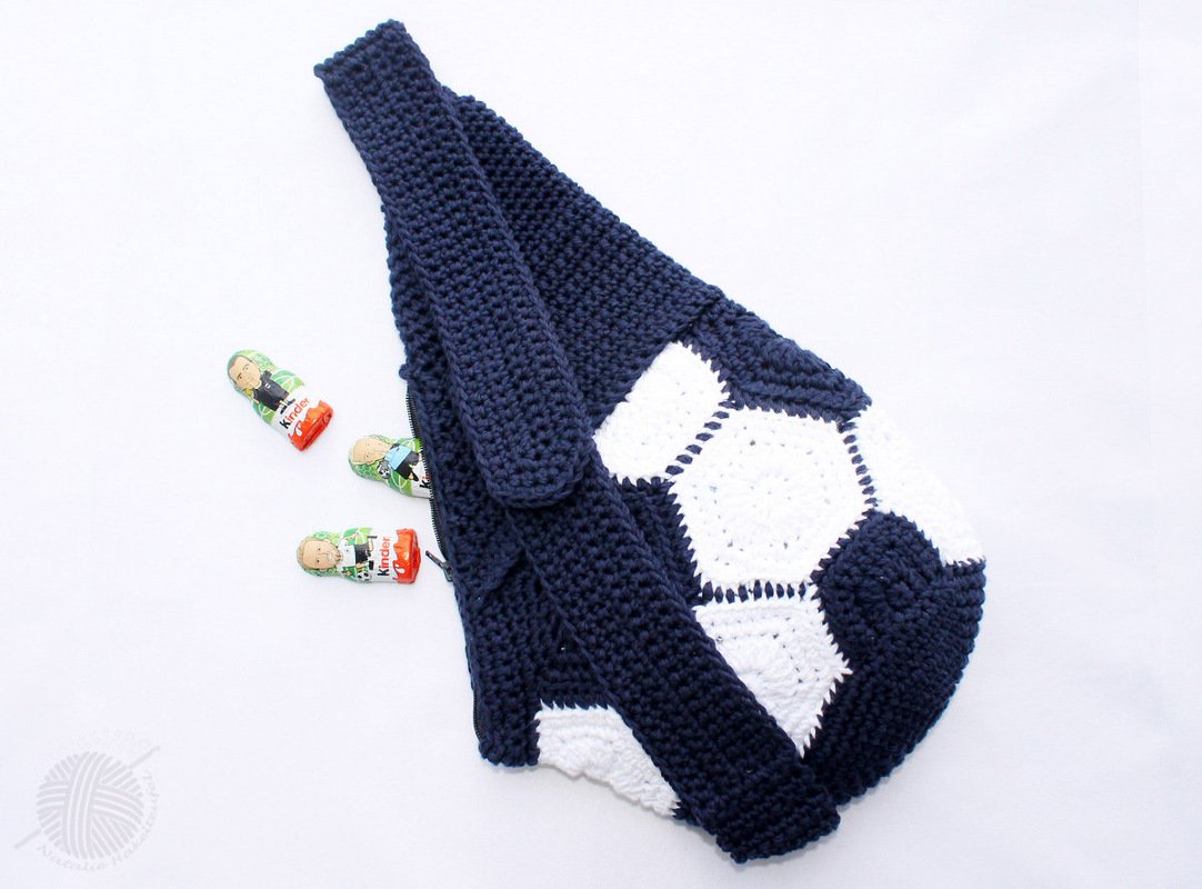 Gehäkelter Rucksack mit Fußballmuster in dunkelblau und weiß