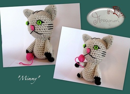 Zwei Ansichten einer sitzenden grauen Amigurumi-Katze mit grünen Augen und pinkem Garnknäuel