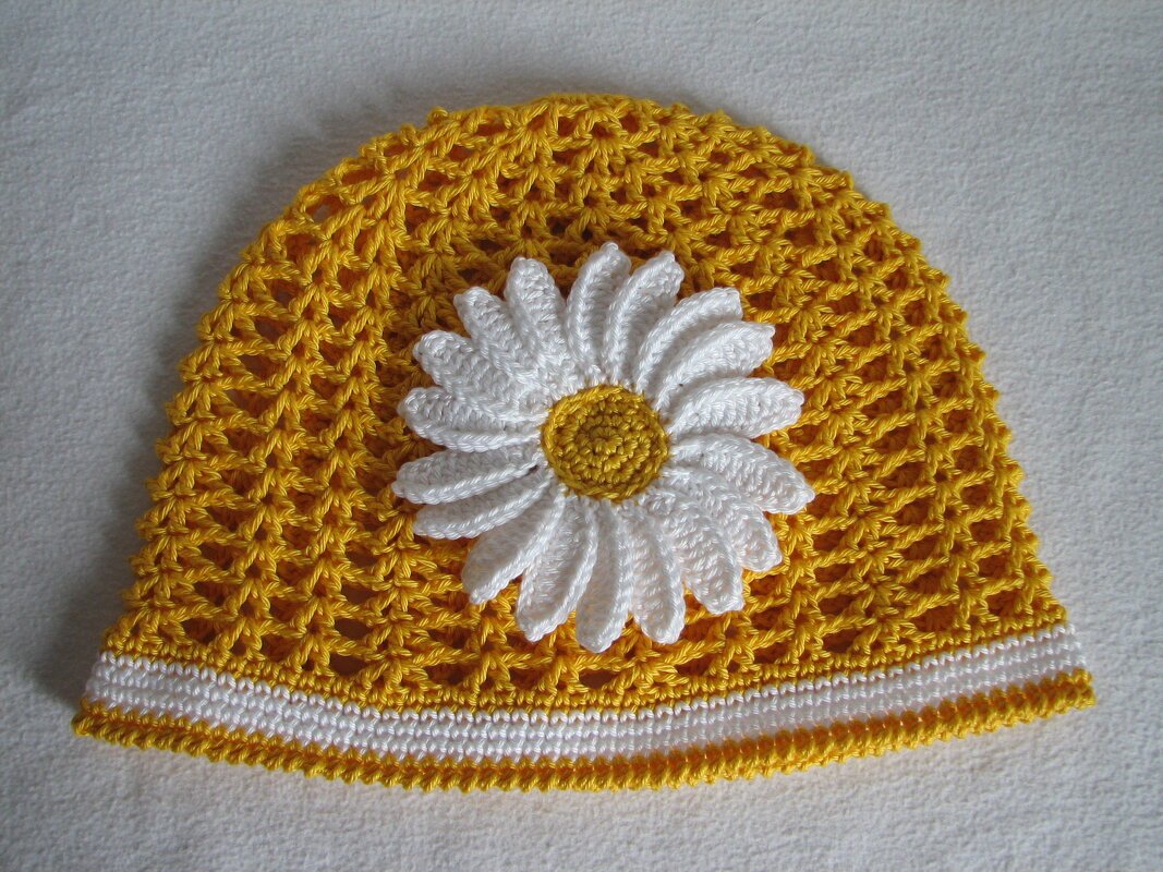 Gelbe sommerliche Häkelmütze für Kinder mit weißer Margeriten-Applikation