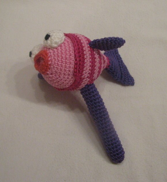 Gehäkelte Fischrassel in Rosa und Lila mit Griffstiel